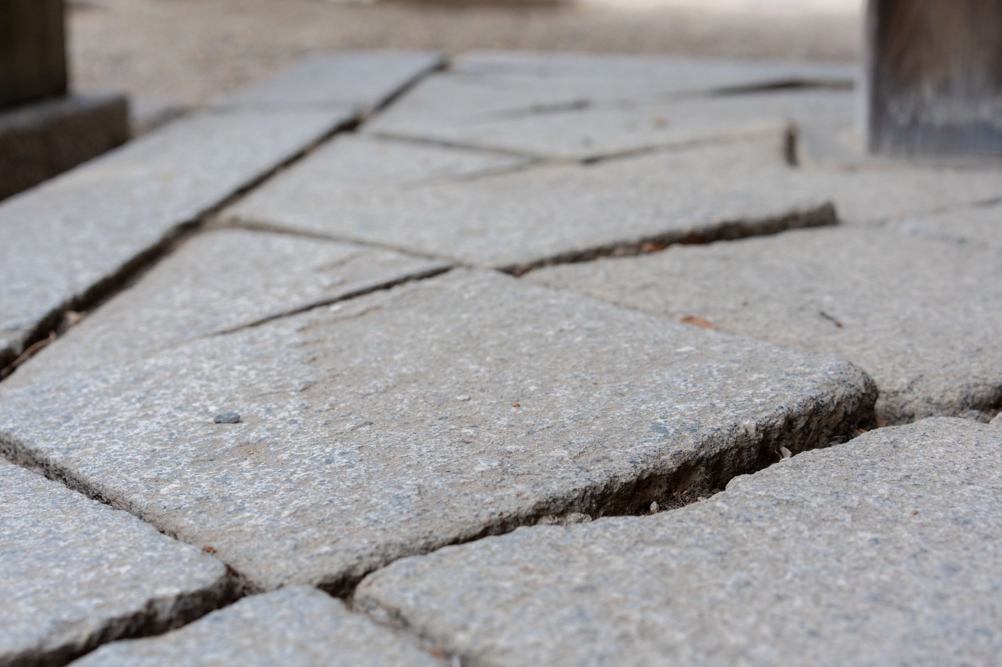 地震による石畳の亀裂